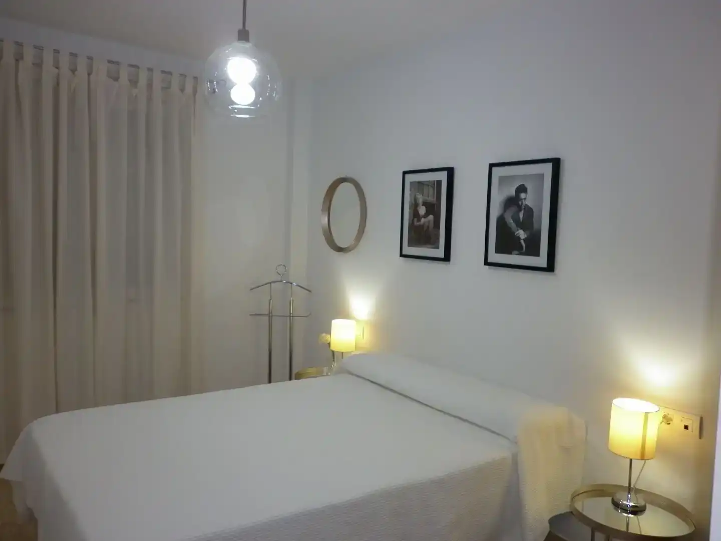 Dormitori de Apartament de lloguer en Dos Hermanas amb Aire condicionat, Moblat i Balcó