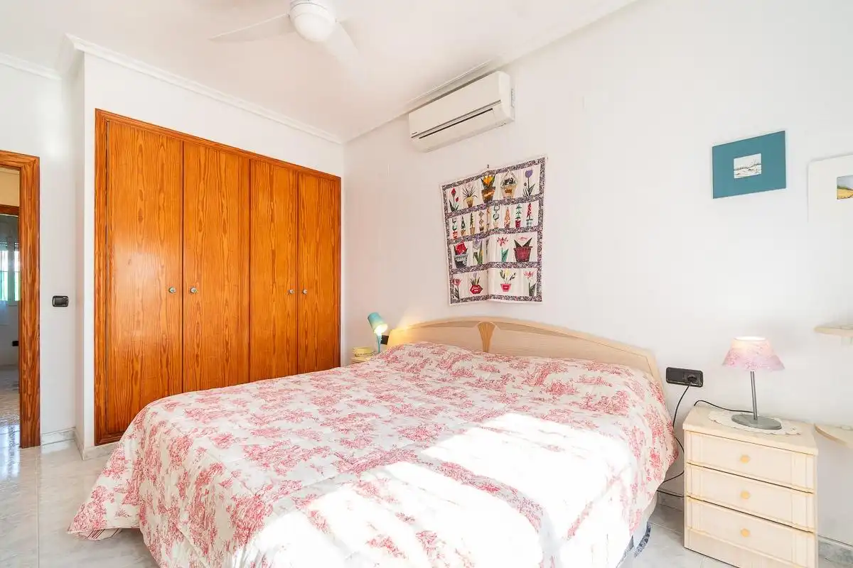 Dormitori de Casa o xalet en venda en Orihuela amb Aire condicionat, Jardí privat i Terrassa