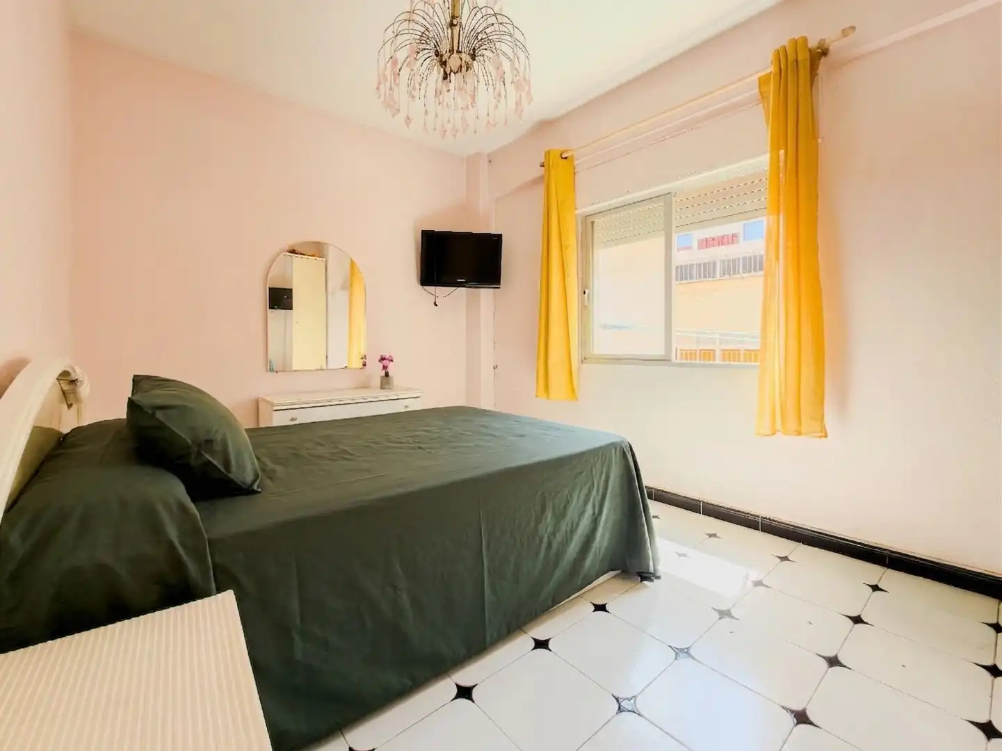 Dormitori de Apartament en venda en Fuengirola amb Aire condicionat, Terrassa i Moblat