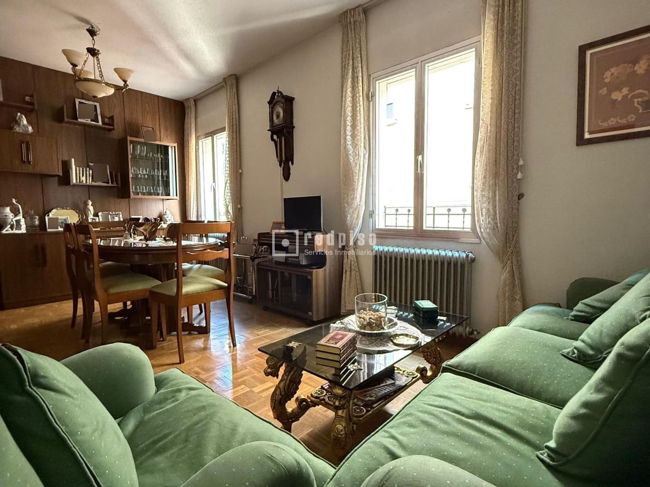 Sala d'estar de Pis en venda en  Madrid Capital amb Parquet, Moblat i Alarma