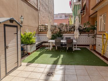 Casa aparellada amb jardí en venda a Carrer de Gravina
