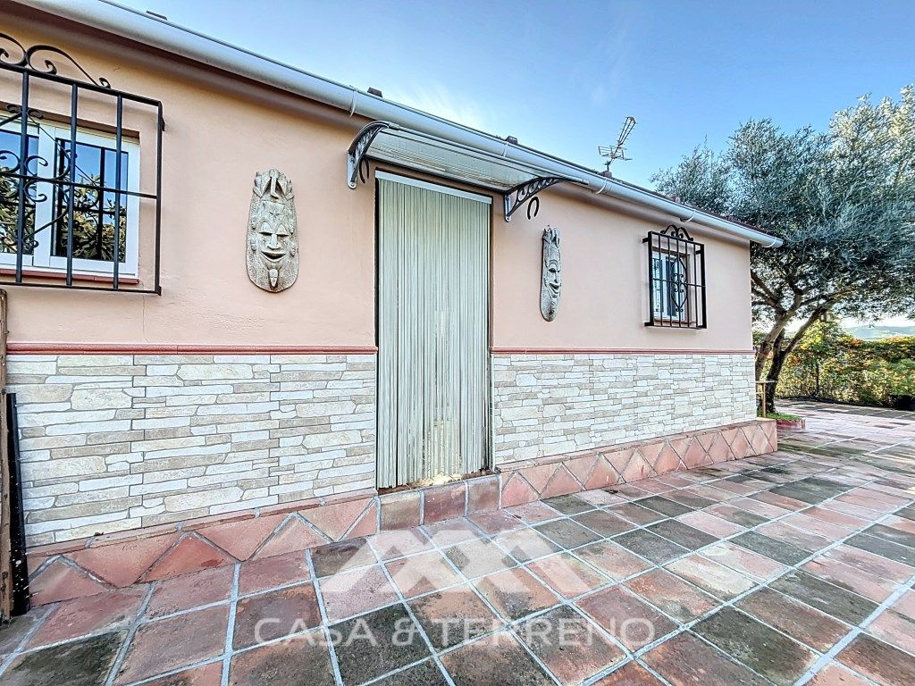 Vista exterior de Finca rústica en venda en Benamargosa amb Jardí privat, Terrassa i Piscina