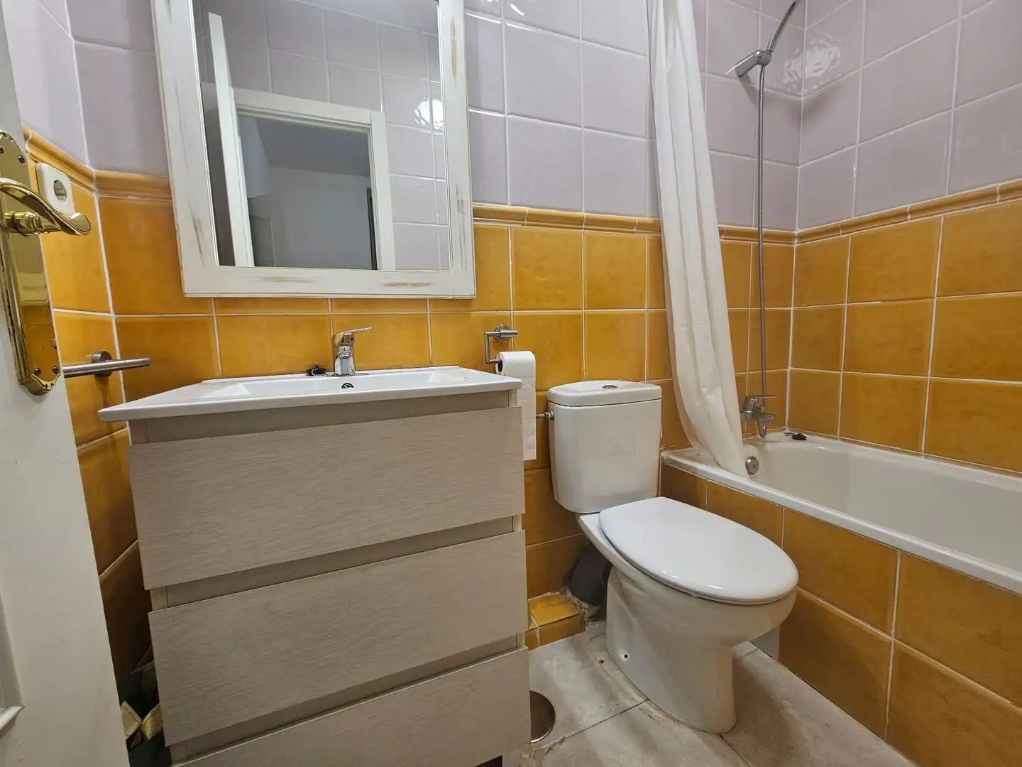 Bany de Apartament de lloguer en Madrid amb Calefacció