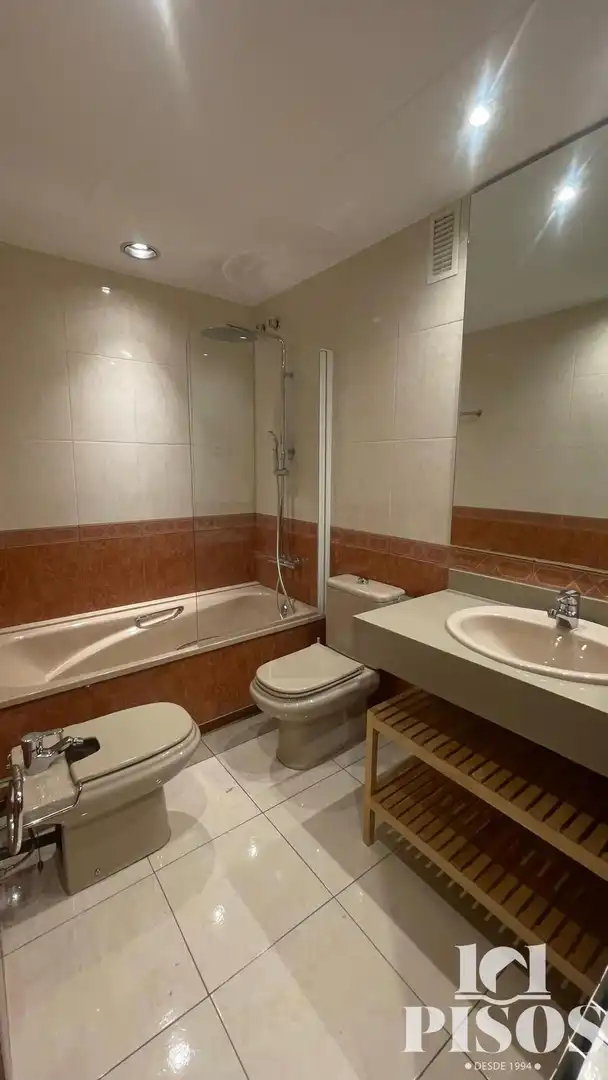 Baño de Piso de alquiler en Sant Cugat del Vallès con Calefacción, Parquet y Terraza