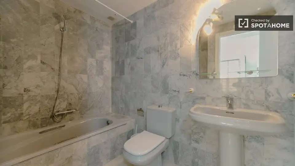 Baño de Piso de alquiler en Valencia con Aire acondicionado, Calefacción y Amueblado
