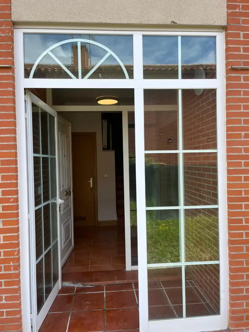 Casa adosada en venda en Renedo de Esgueva amb Calefacció, Jardí privat i Parquet