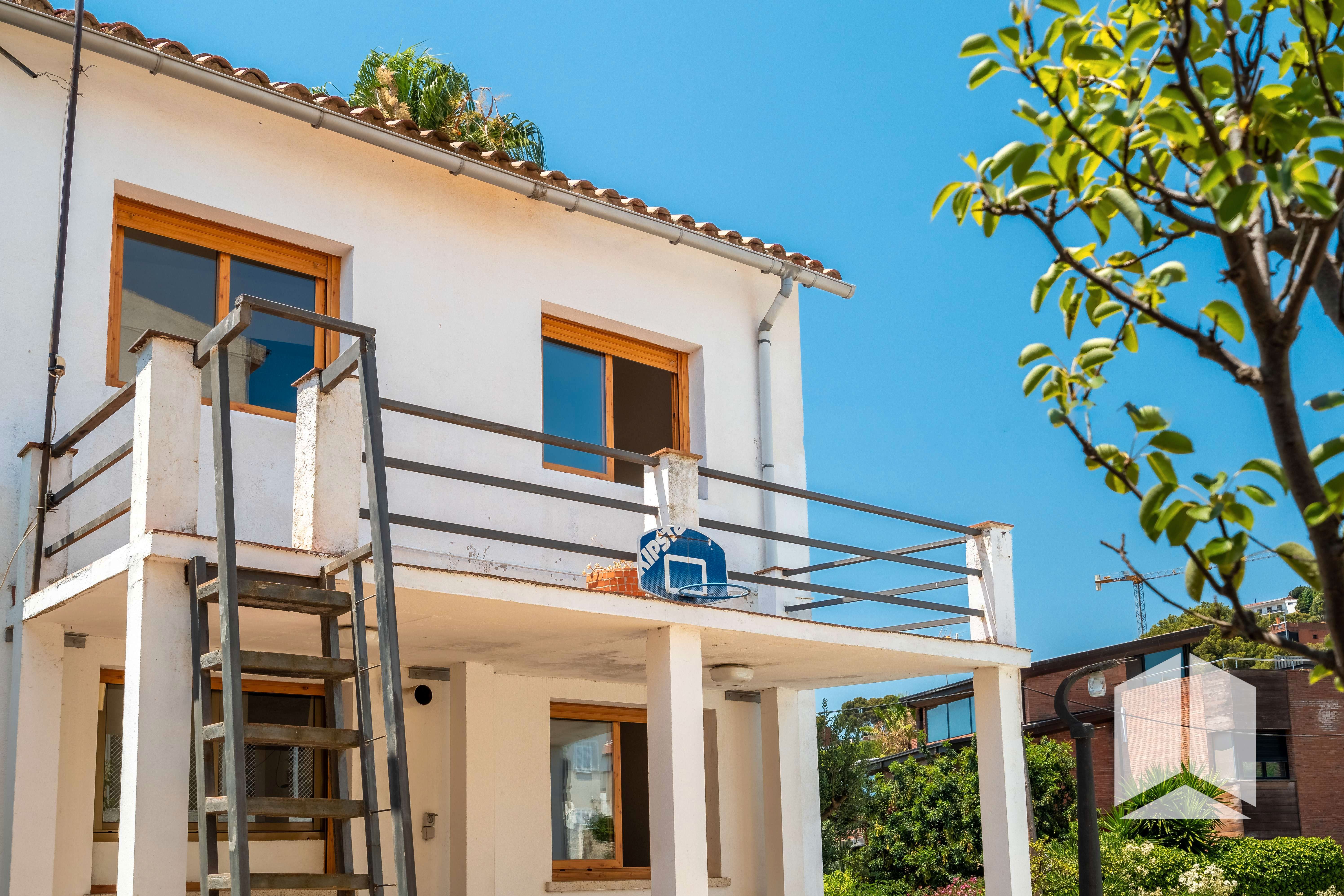 Exterior view of House or chalet for sale in Viladecans  with Terrace, Swimming Pool and Balcony