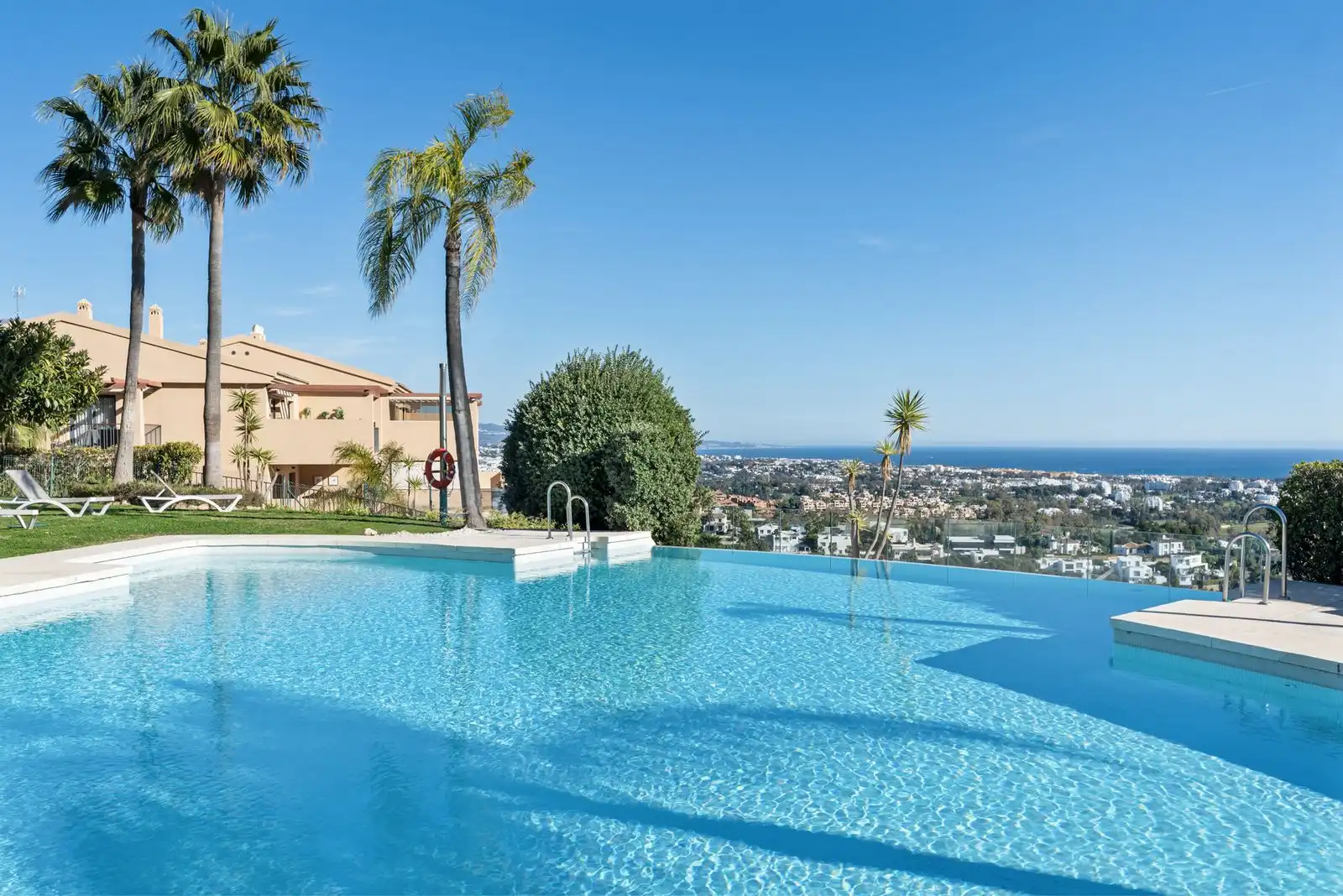 Swimming pool of Apartments for sale in Benahavís  with Air Conditioner, Terrace and Storage room