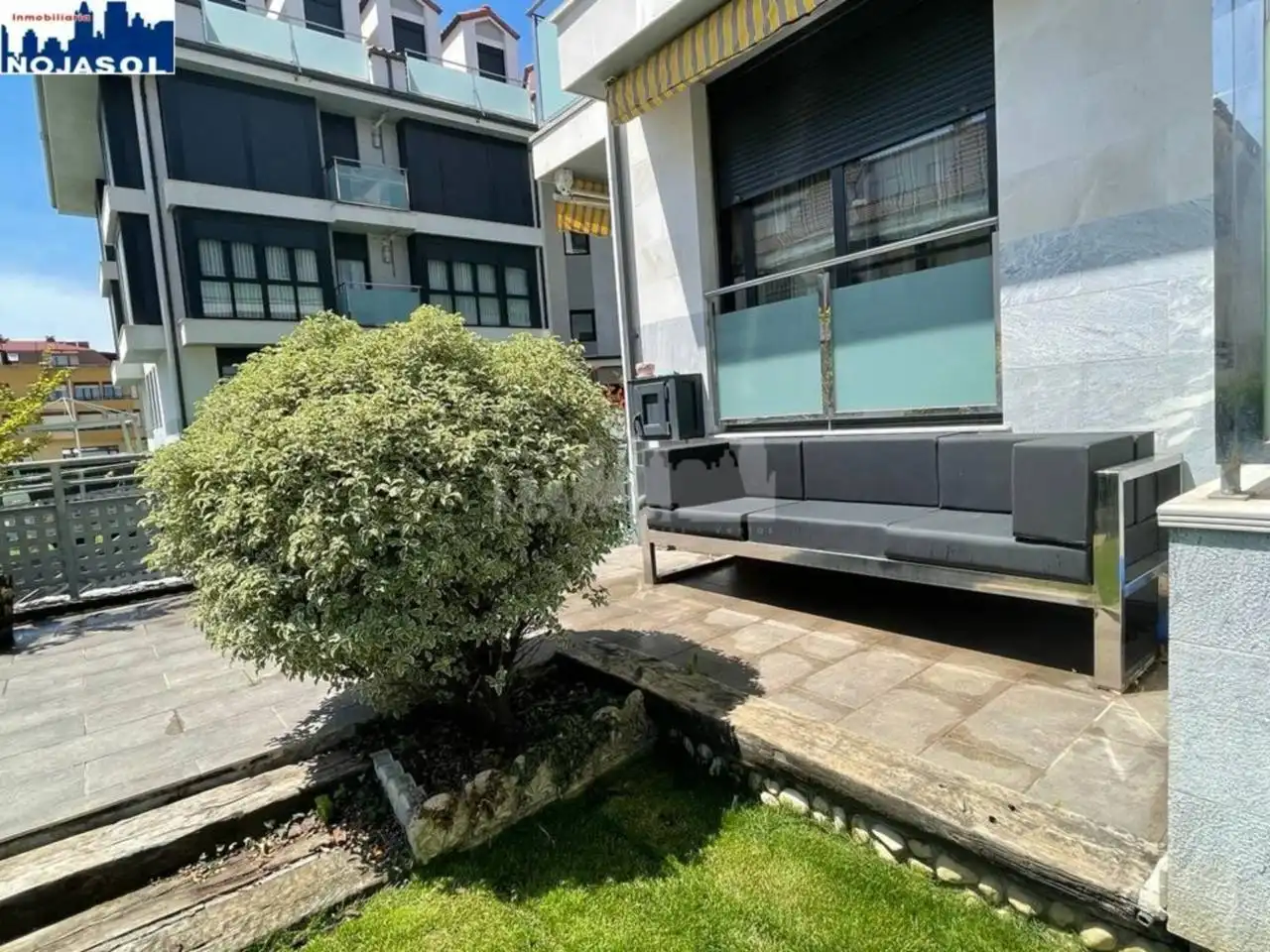 Außenansicht von Wohnung zur Miete in Noja mit Heizung, Privatgarten und Terrasse