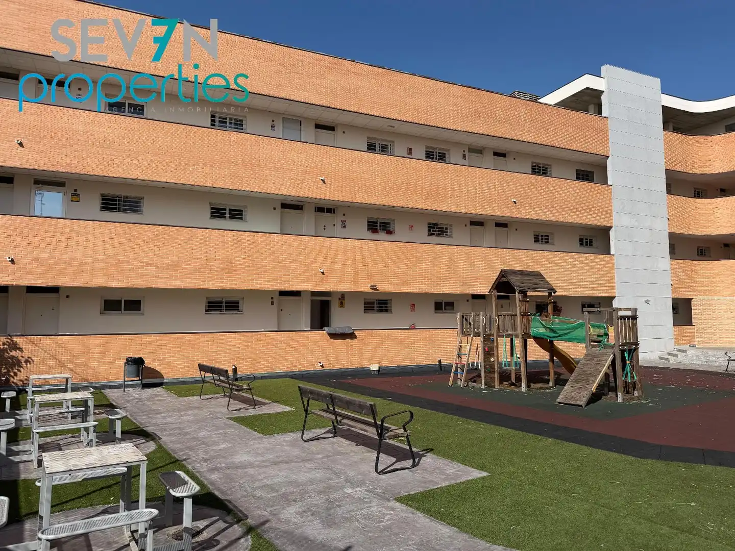 Außenansicht von Wohnung zum Verkauf in Santo Domingo-Caudilla mit Heizung, Parkett und Terrasse