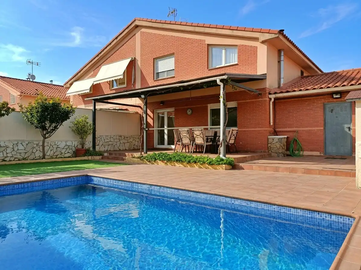 Casa aparellada amb piscina en venda a Pozo de Guadalajara