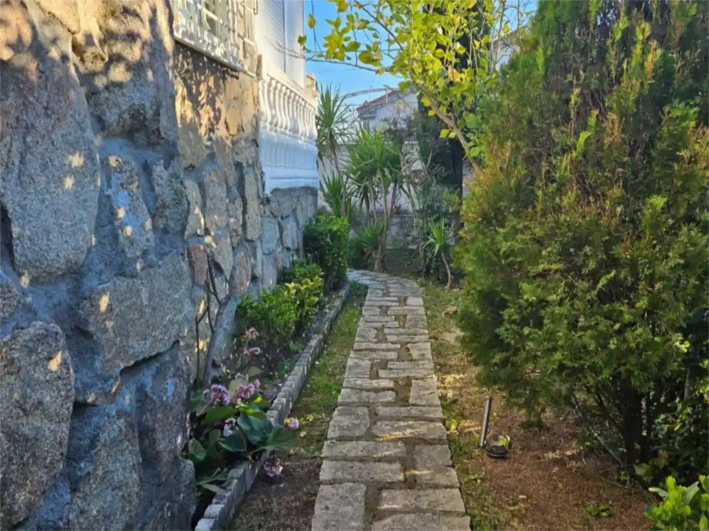 Vista exterior de Casa o xalet en venda en La Adrada  amb Aire condicionat, Piscina i Balcó