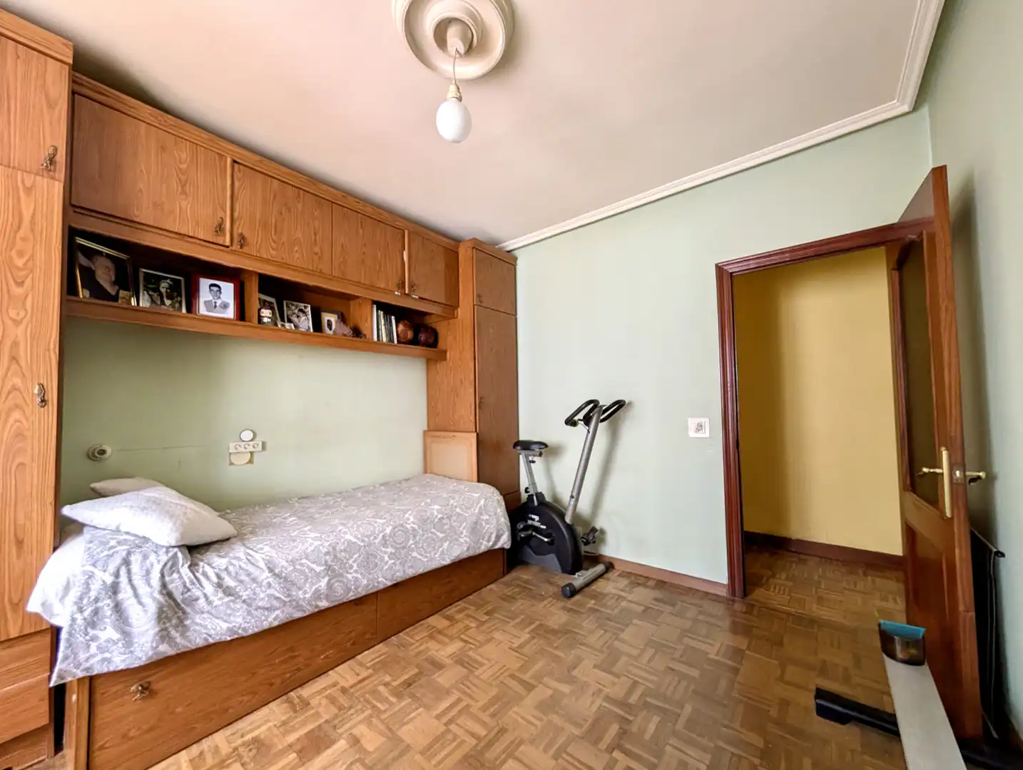 Dormitori de Pis en venda en Oviedo  amb Calefacció, Parquet i Traster