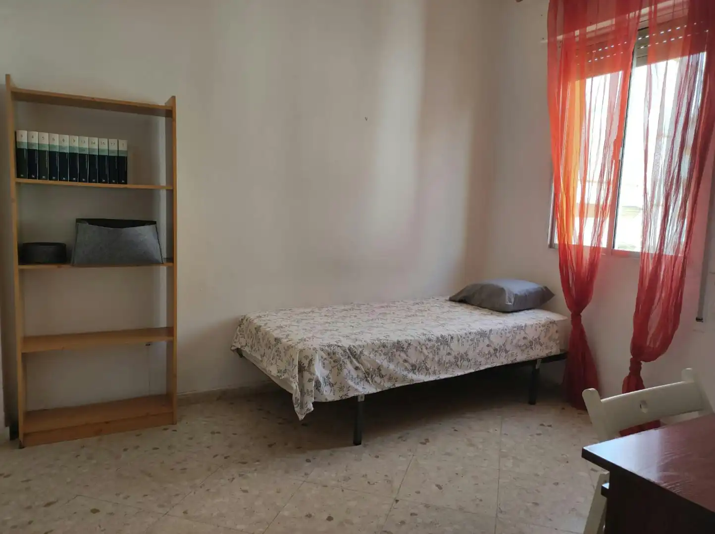 Schlafzimmer von Wohnung zur untervermieten in Sevilla mit Möbliert, Waschmaschine und Fernseher