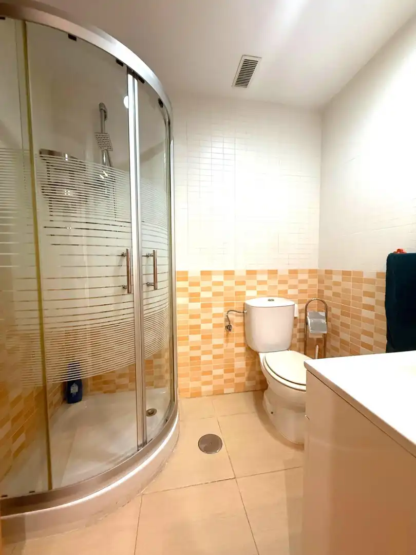 Baño de Piso en venta en Málaga con Aire acondicionado, Calefacción y Jardín privado