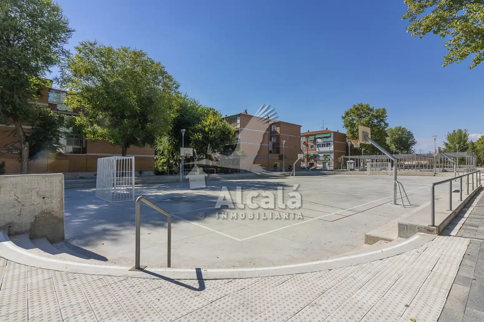 Vista exterior de Piso en venta en Alcalá de Henares con Calefacción y Terraza