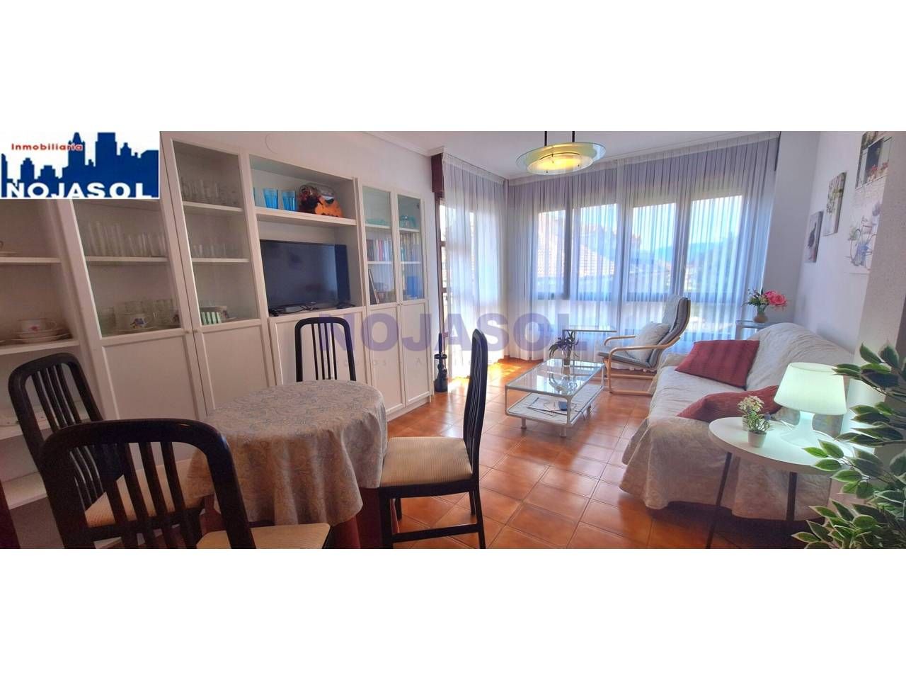 Sala d'estar de Apartament de lloguer en Noja amb Calefacció, Terrassa i Moblat