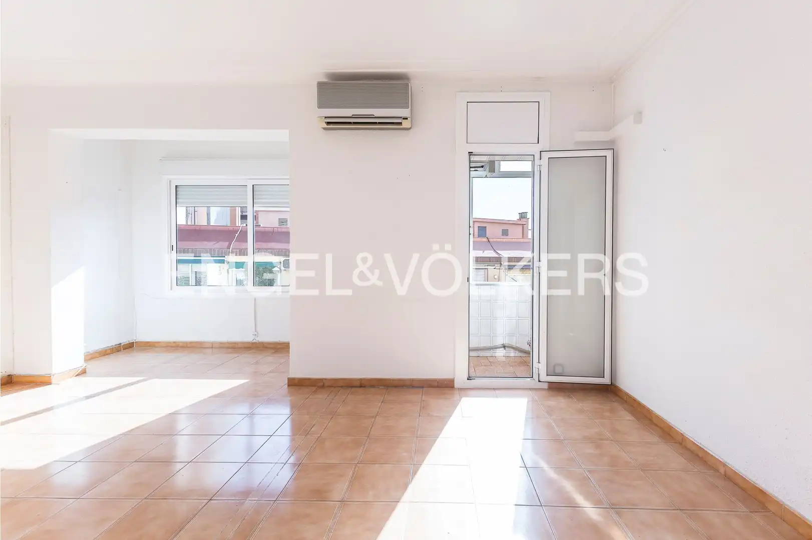 Vista exterior de Piso en venta en Barcelona con Calefacción