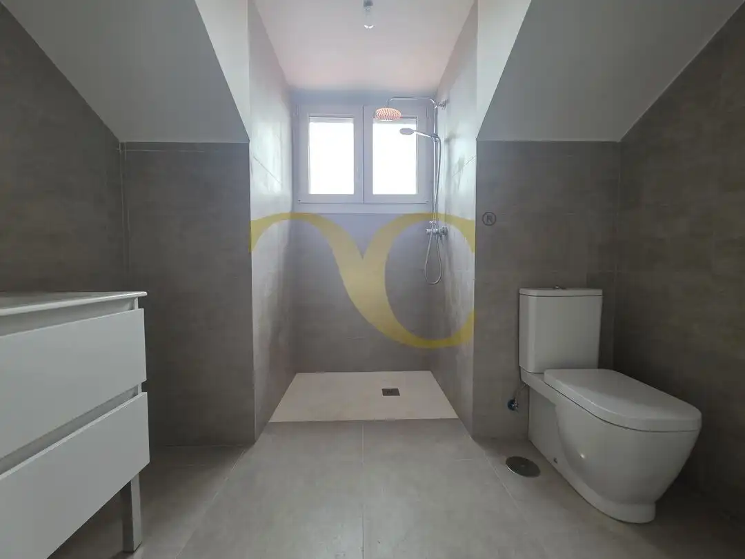 Badezimmer von Dachboden zum Verkauf in Llanes mit Heizung, Privatgarten und Terrasse