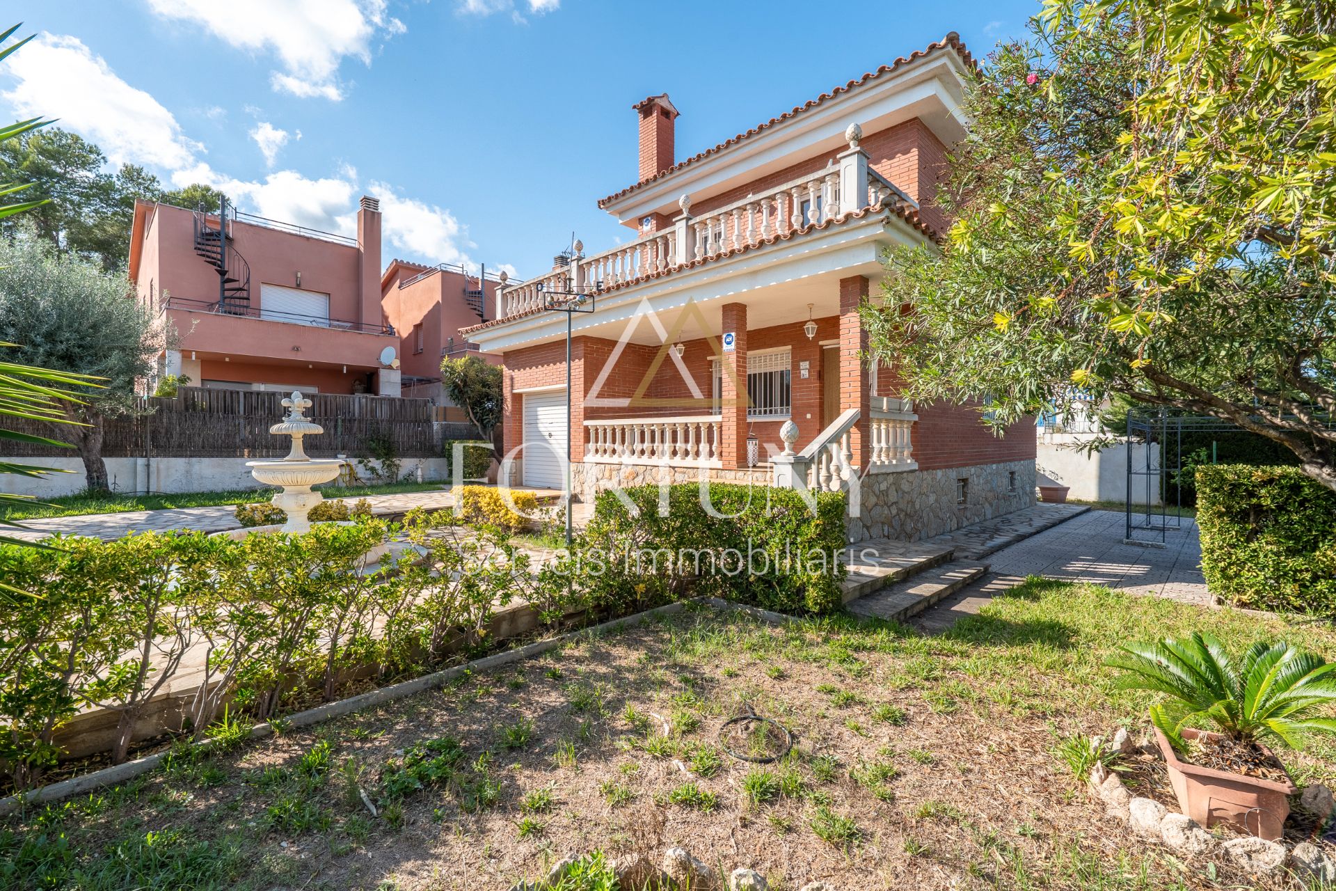 Vista exterior de Casa o xalet en venda en Mont-roig del Camp amb Aire condicionat, Jardí privat i Terrassa
