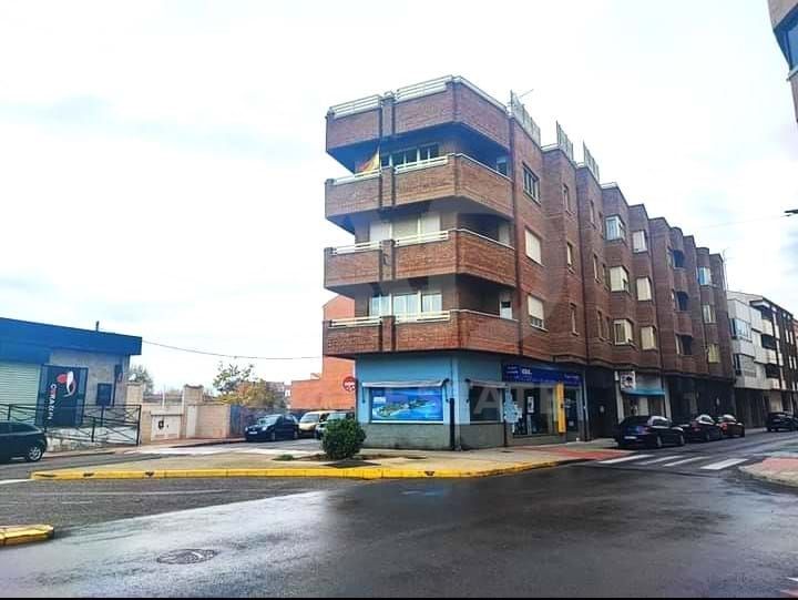 Vista exterior de Piso en venta en La Bañeza  con Calefacción y Terraza