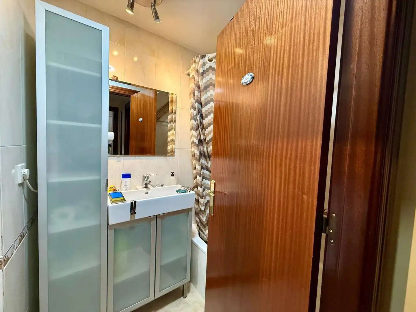 Baño de Piso en venta en Oviedo  con Calefacción, Trastero y Amueblado