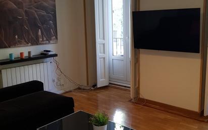 Sala d'estar de Apartament de lloguer en  Madrid Capital amb Aire condicionat i Balcó