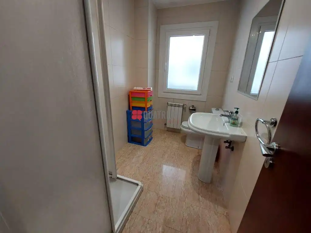 Badezimmer von Wohnung zur Miete in Santiago de Compostela  mit Parkett und Möbliert