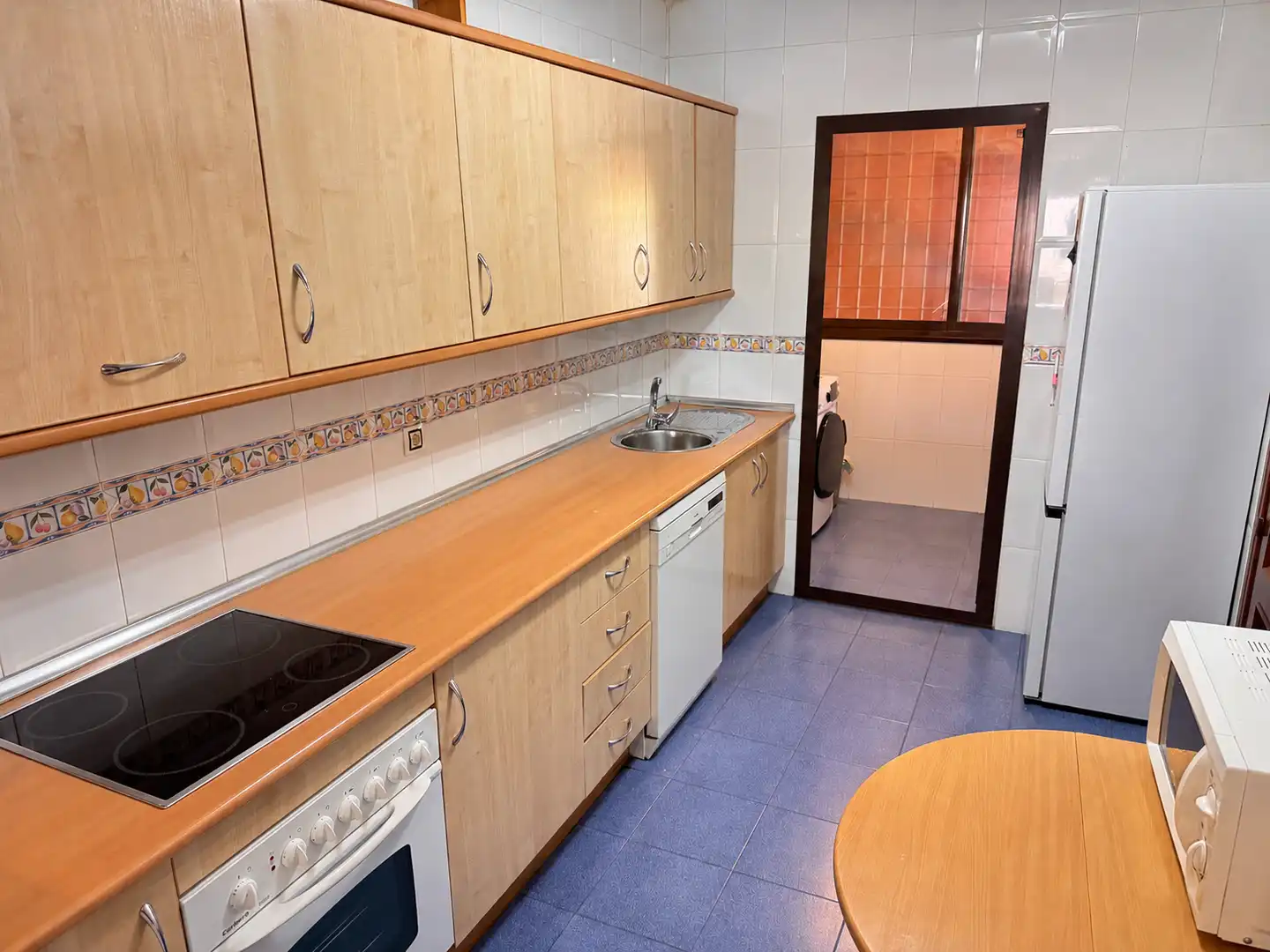 Cuina de Apartament en venda en Roquetas de Mar amb Aire condicionat, Terrassa i Piscina comunitària