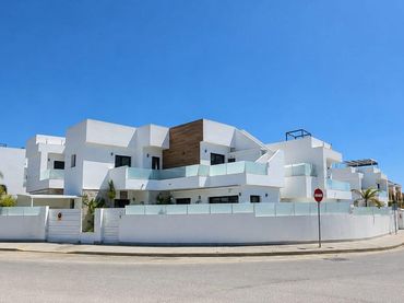 Villa avec balcon à vendre à Los Montesinos