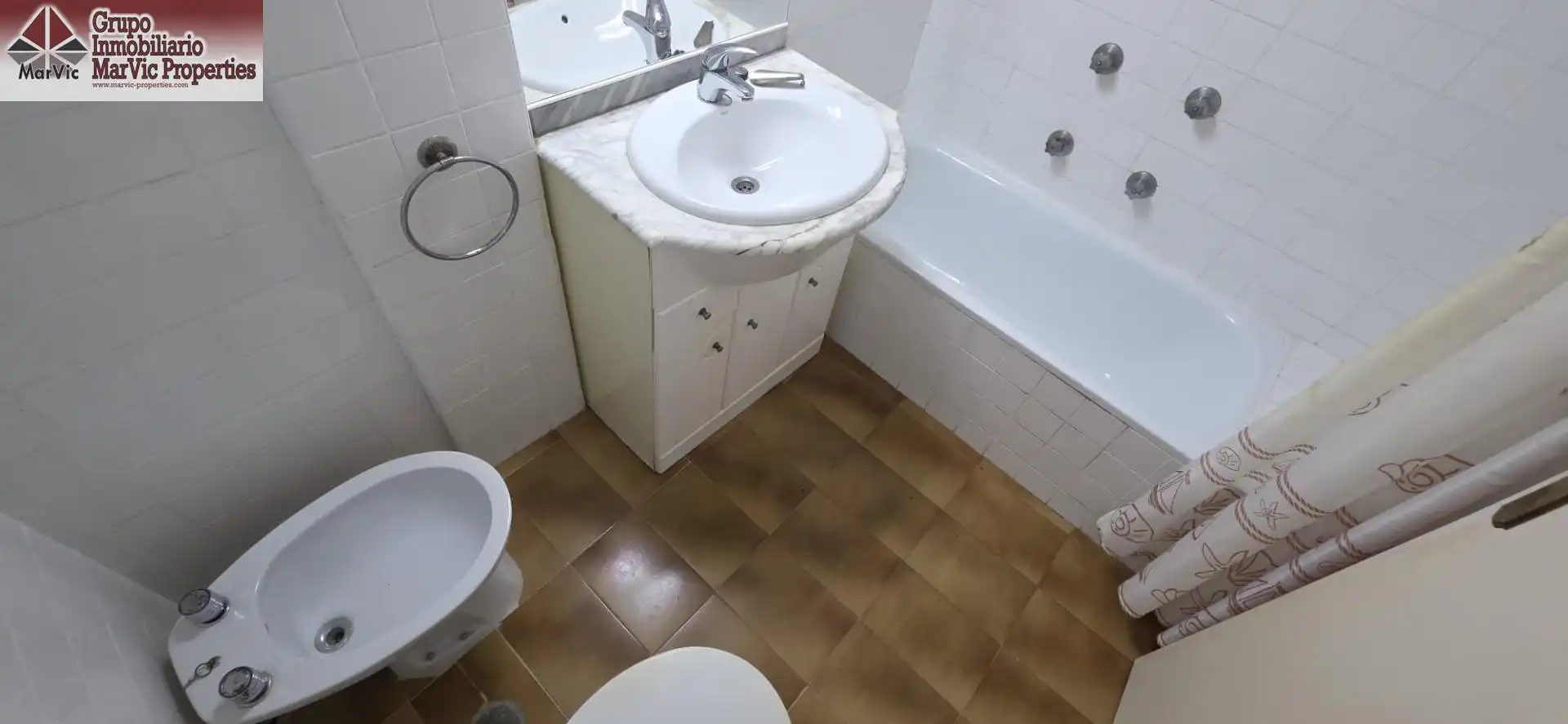 Baño de Apartamento en venta en Benidorm con Aire acondicionado, Jardín privado y Amueblado