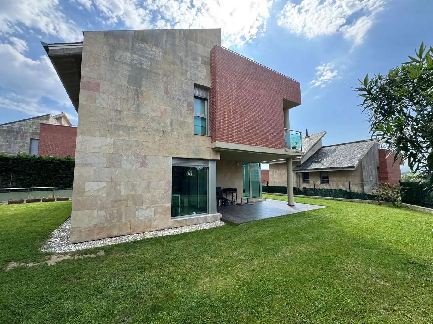 Vista exterior de Casa o xalet en venda en Santa Cruz de Bezana amb Calefacció, Jardí privat i Terrassa