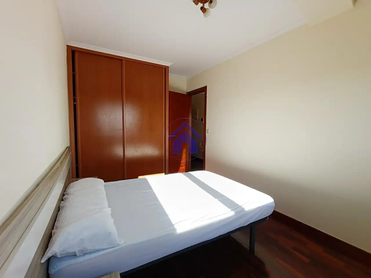 Schlafzimmer von Wohnungen zur Miete in Vigo  mit Parkett und Möbliert