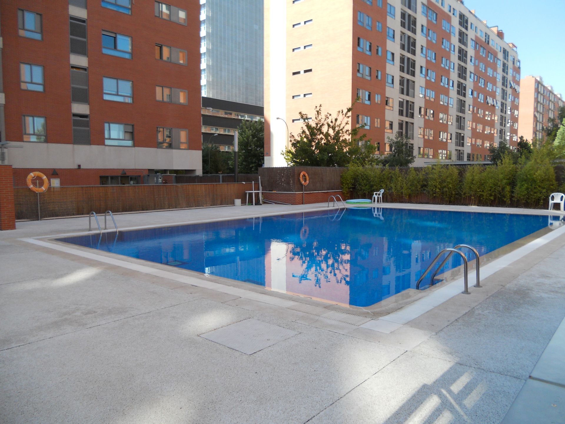 Piscina de Apartament de lloguer en  Madrid Capital amb Aire condicionat, Jardí privat i Forn