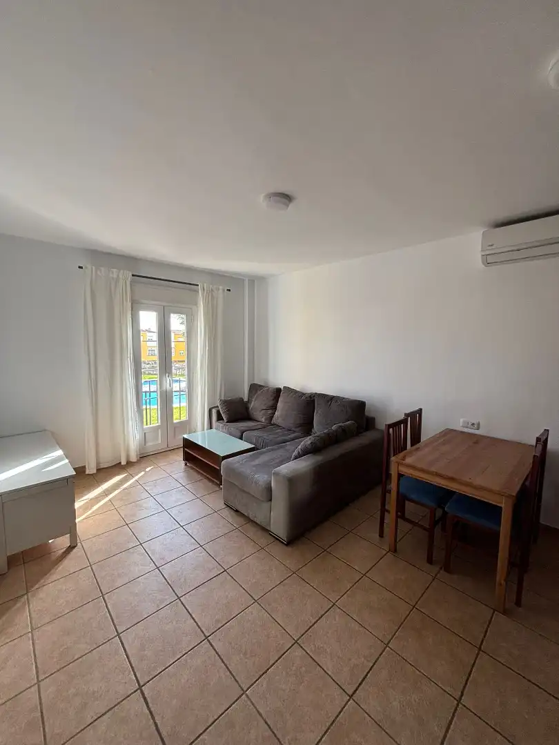 Sala d'estar de Apartament de lloguer en Dos Hermanas amb Aire condicionat, Terrassa i Moblat