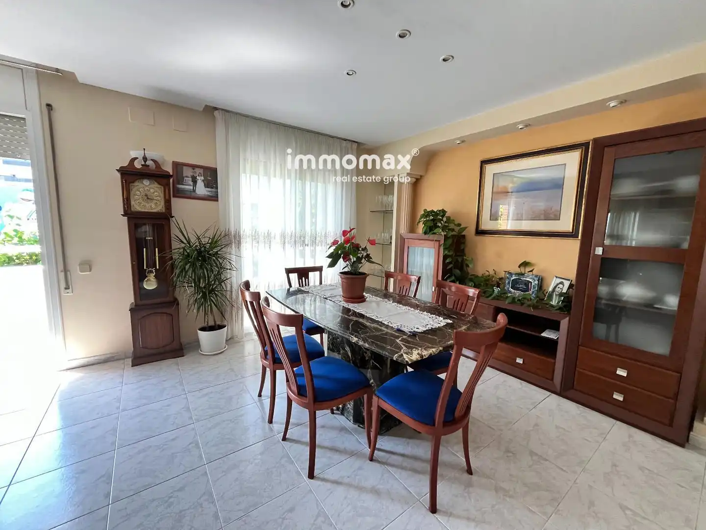 Sala de estar de Casa adosada en venta en Vilanova i la Geltrú con Calefacción, Jardín privado y Terraza