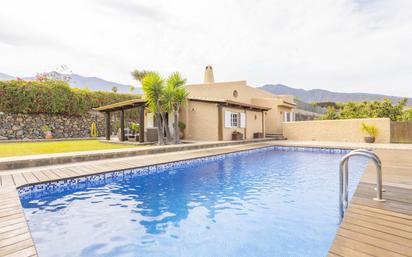 Vista exterior de Casa o xalet en venda en Arafo amb Aire condicionat, Terrassa i Piscina