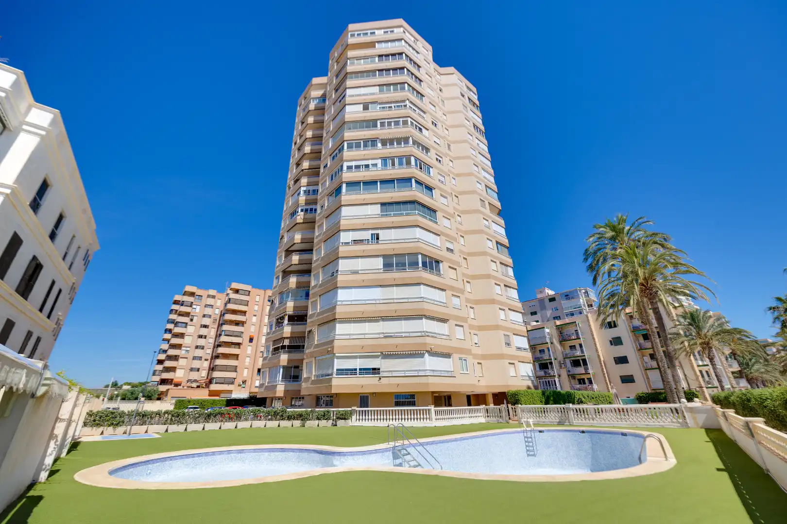 Vista exterior de Piso en venta en El Campello con Aire acondicionado, Trastero y Piscina comunitaria