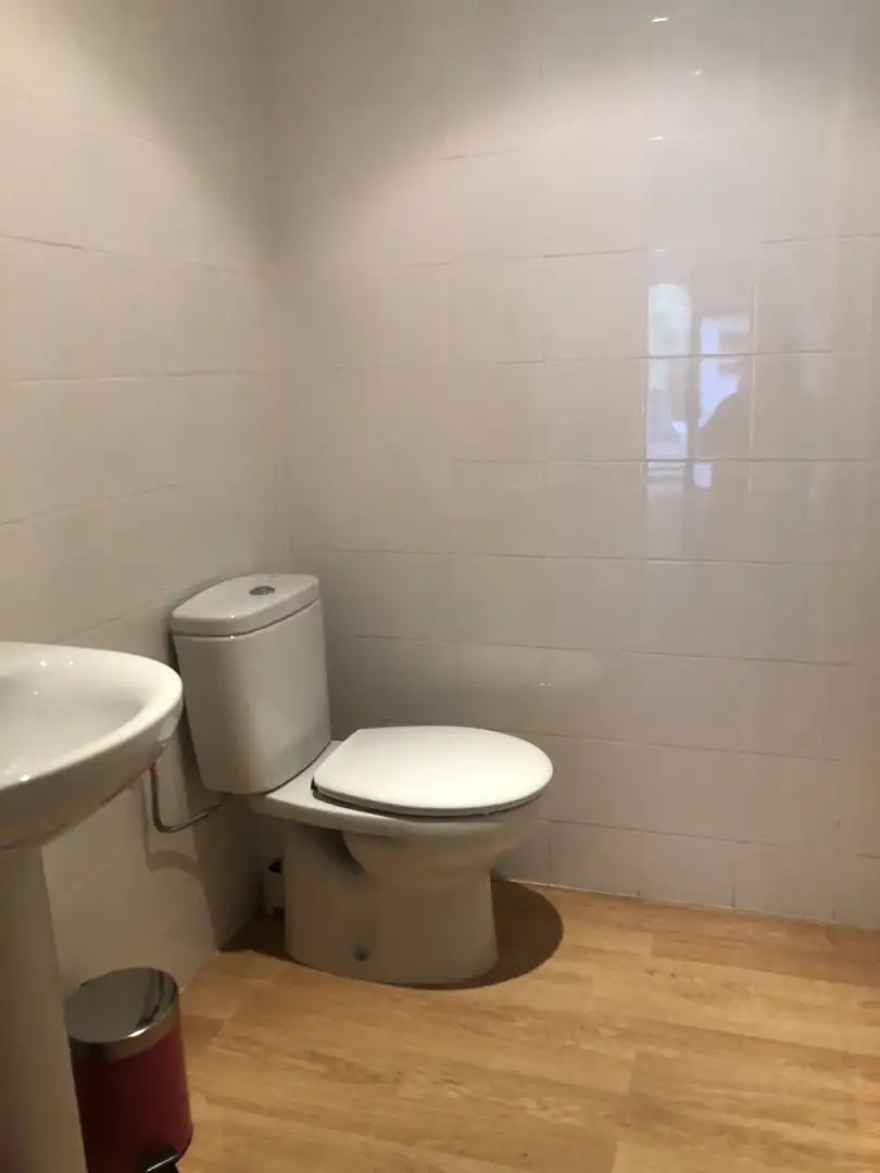 Badezimmer von Geschaftsraum zur Miete in Talavera de la Reina mit Klimaanlage und Alarm