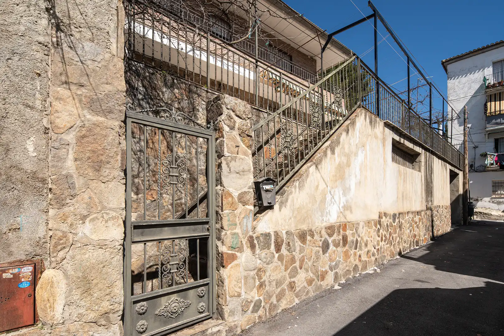 Vista exterior de Casa adosada en venda en Granada amb Aire condicionat, Jardí privat i Terrassa