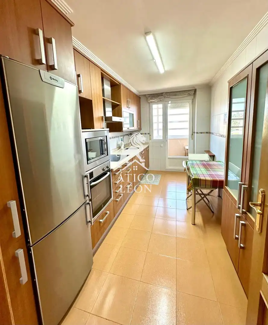 Cocina de Piso en venta en León Capital  con Calefacción, Terraza y Trastero