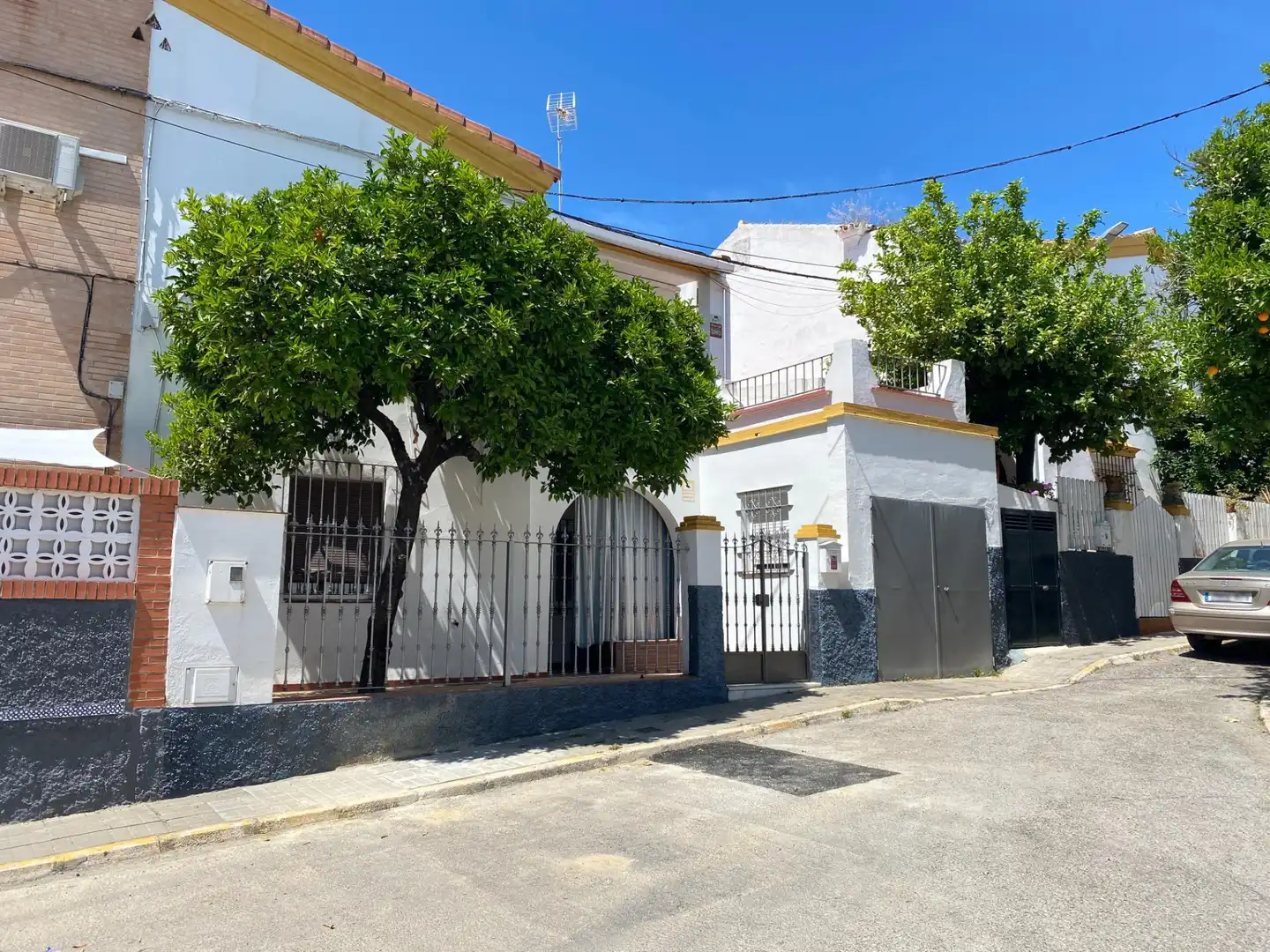 Vista exterior de Casa adosada en venda en Camas amb Aire condicionat, Terrassa i Balcó