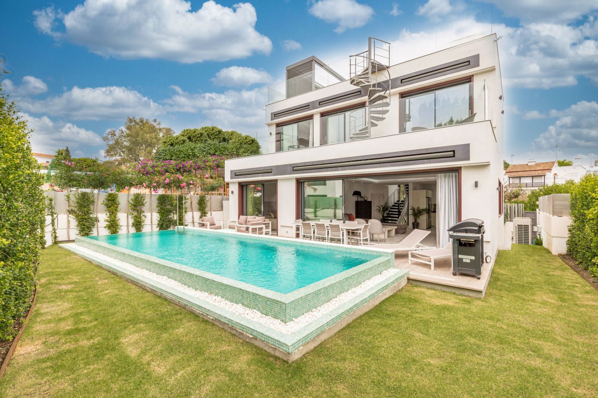 Swimming pool of House or chalet to rent in Marbella  with Air Conditioner, Private garden and Terrace