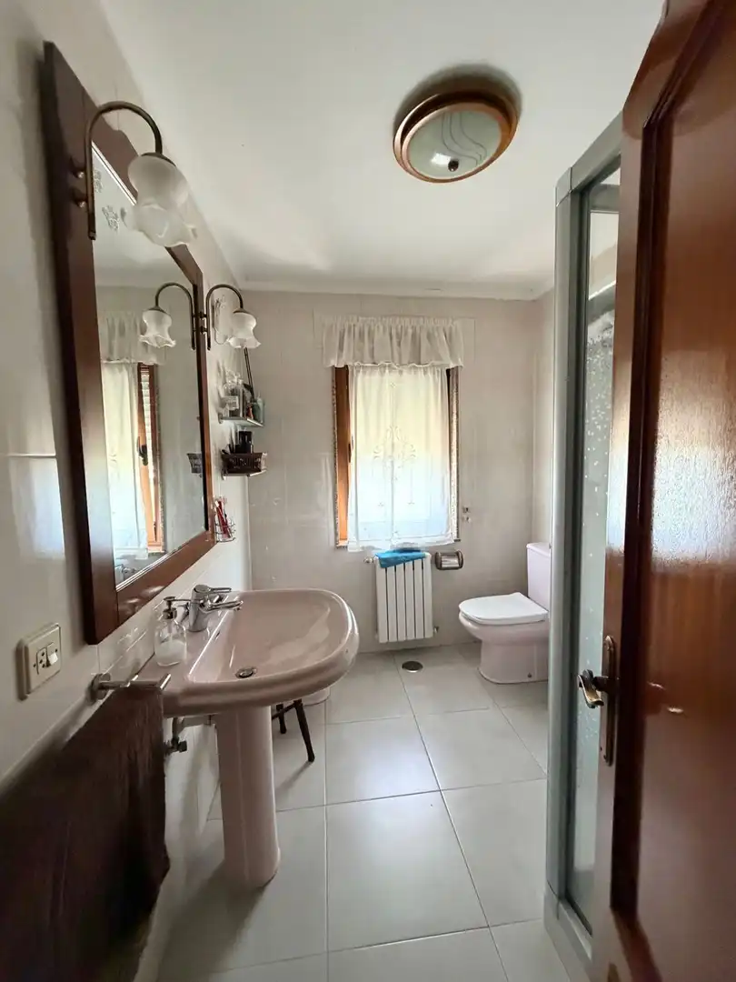 Baño de Casa o chalet en venta en Valdés - Luarca con Calefacción, Terraza y Trastero
