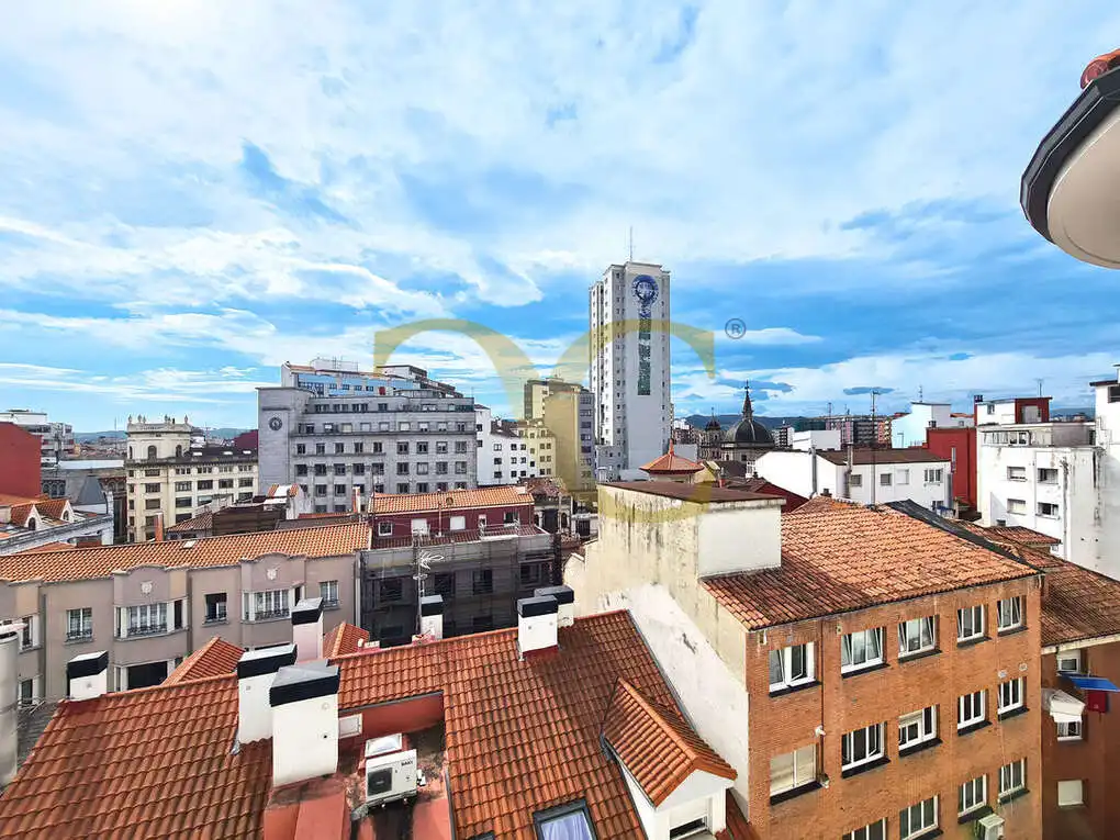 Vista exterior de Àtic en venda en Gijón  amb Calefacció, Terrassa i Traster