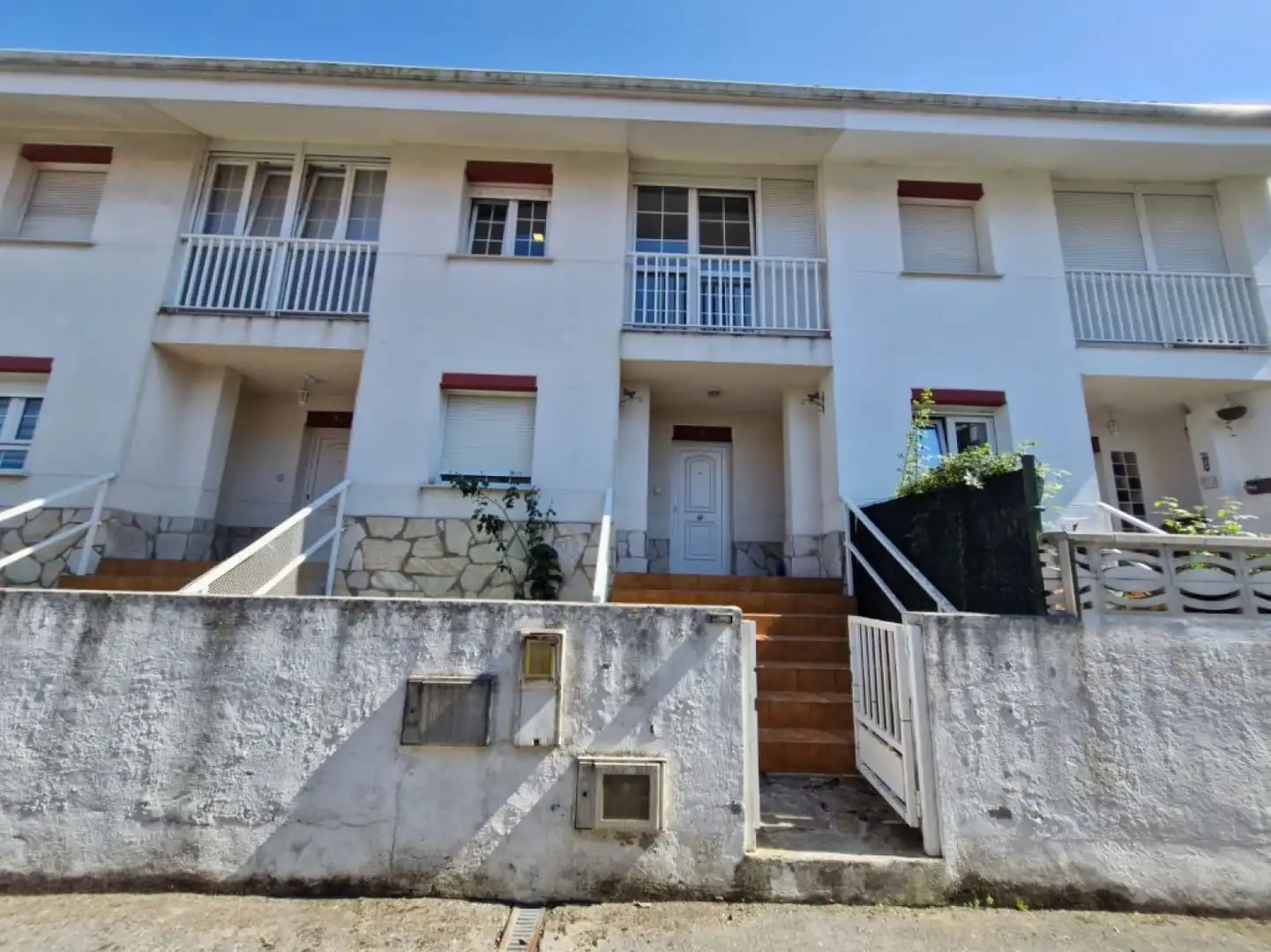 Außenansicht von Einfamilien-Reihenhaus zur Miete in Polanco mit Heizung, Privatgarten und Terrasse