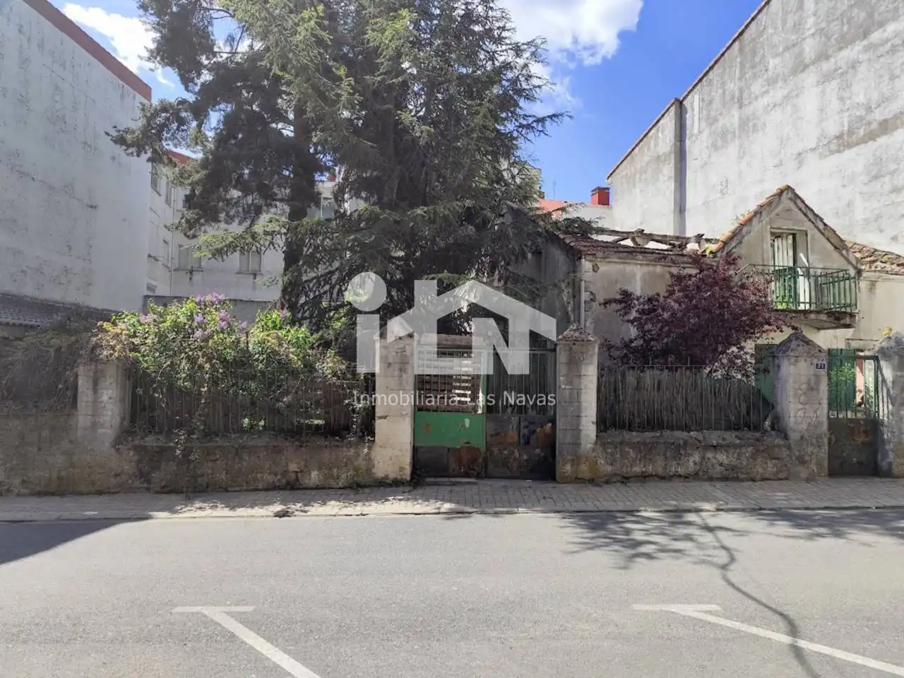 Vista exterior de Casa o xalet en venda en Las Navas del Marqués  amb Jardí privat