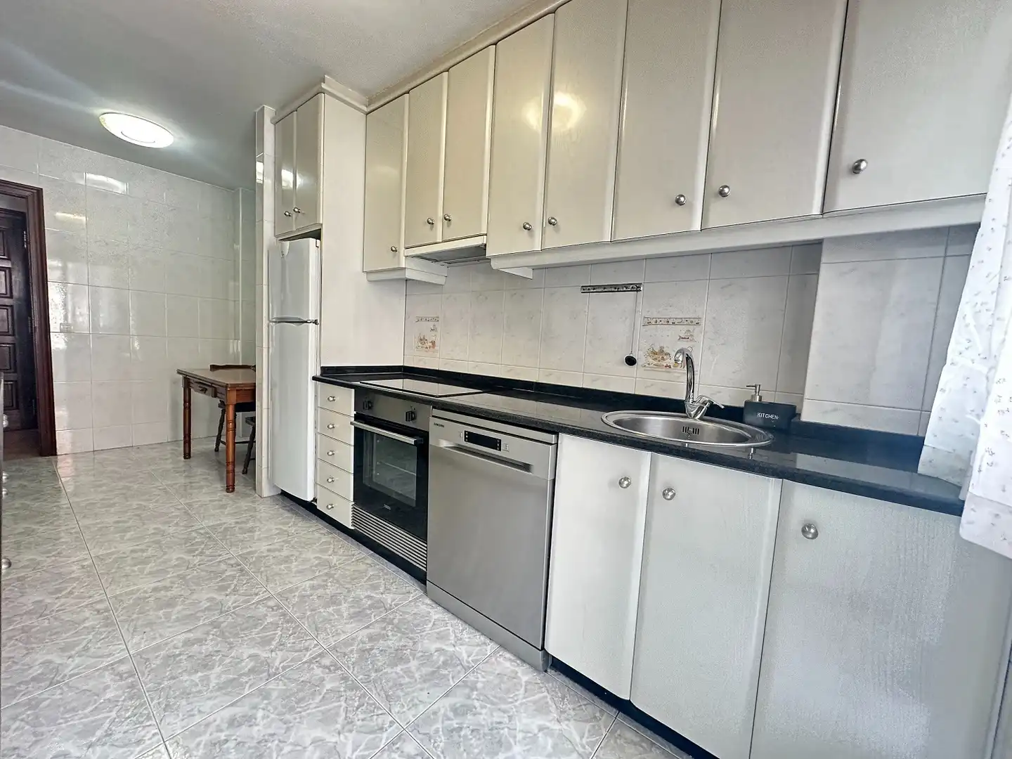Cocina de Piso de alquiler en Santiago de Compostela  con Calefacción, Amueblado y Lavadora