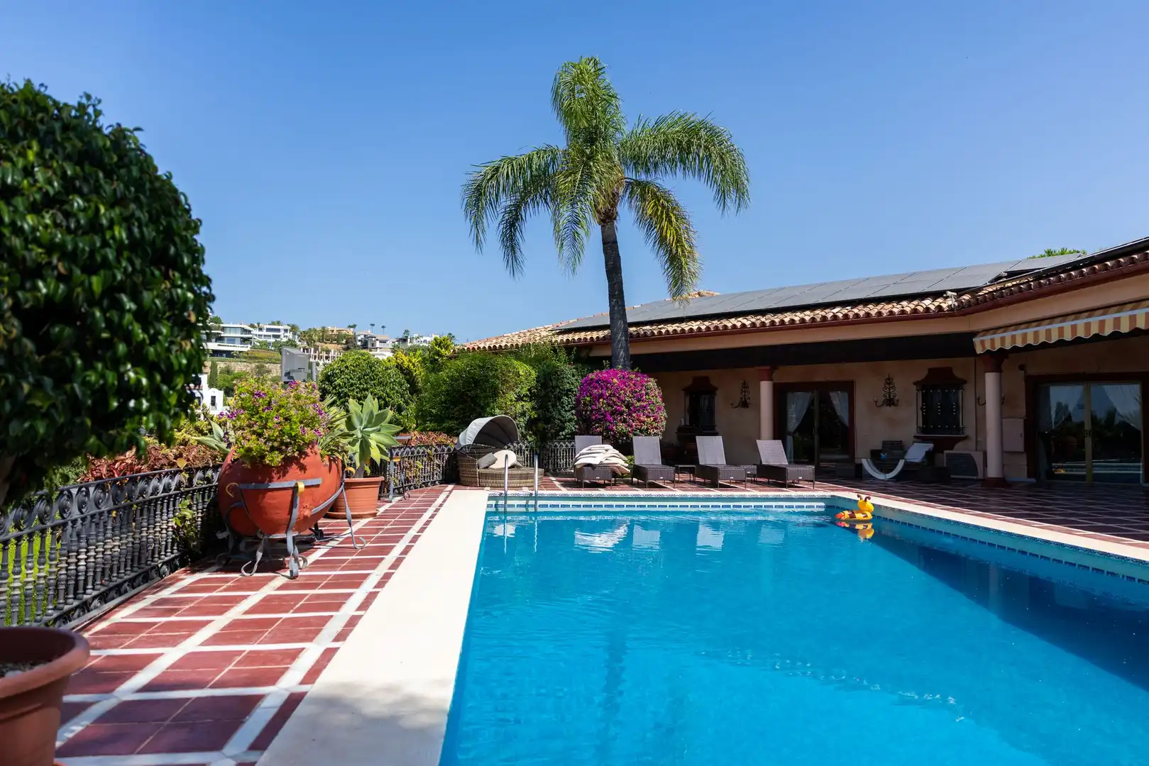 Schwimmbecken von Country house zum Verkauf in Benahavís mit Terrasse und Möbliert