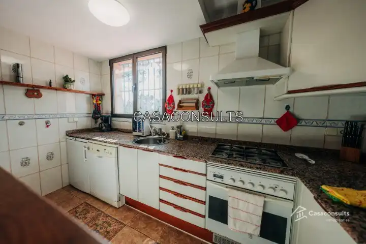 Cuina de Casa o xalet en venda en Sierra Engarcerán amb Aire condicionat, Calefacció i Jardí privat